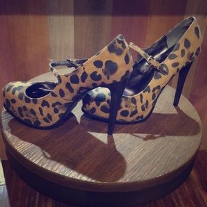 Vera Wang Leopard Pumps/heels New